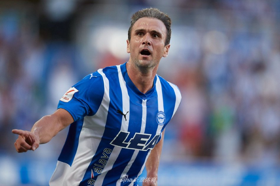 上海街头大量球迷疯狂追车 不顾安保试图阻拦车辆去路 交通险瘫痪